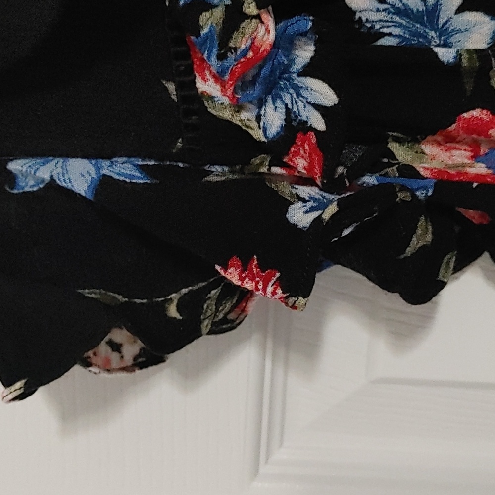 Doe & Rae Black Floral Blouse Sz Small Shoulder Sleeve EUC - Picture 4 of 7